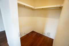 収納力豊富なウォークインクローゼット。洋服や小物などを1箇所にまとめて美しい収納を実現します。スーツケースのような大型の荷物も置けます＾＾