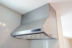 調理により発生する油煙や臭いを吸い込み、屋外へ排気してくれます。