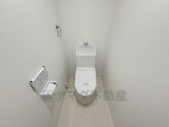 すっきりした見た目で、トイレ奥の掃除もしやすいです。