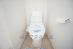 温水洗浄機付トイレです。節水機能もあるので、安心して使えますね。もちろん、1階2階の2ヶ所にトイレがあるので、忙しい朝にもゆとりができますね。