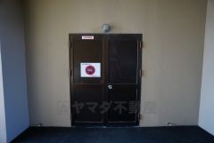 しっかりと扉の閉まるゴミ置き場。ゴミが散らかる心配もありません。