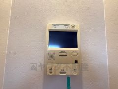 防犯はもちろん、セールスマン対策にもなるモニター付きインターホンです。 来訪者の顔が見えるので安心ですね＾＾