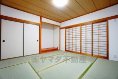 リビングからの続き間として和室をご用意しました。普段はリビングとつなげて開放的なスペースとして、来客時には客間としてお使いいただけます。