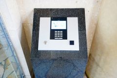 オートロックは、外部の人が自由に建物内に出入りできないため、不審者の侵入防止効果があります。