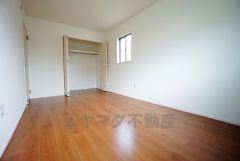 同仕様写真。住む人のこだわりを活かす洋室。日当たりがよく、寝室としての利用もおすすめ。広めのクローゼットには荷物をすっきり片付けられ、ゆとりのある暮らしが出来ます＾＾