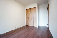 木目調のシンプルデザインで落ち着きと安らぎの空間に仕上げています。各部屋に収納が完備されているので、お荷物が増えても安心の設計です。