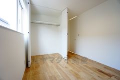 暖かい日差しが差し込む洋室。たっぷり収納できるクローゼット付きでお部屋の中をすっきりと快適に保てます。