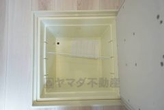 キッチンにある床下収納は、居住スペースを減らさずに買い置きの調味料や非常食などを保管することができます。