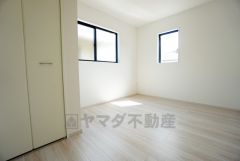 2面採光を確保した明るい室内は、風通しも良く、大変居心地の良い空間となっております。爽やかな風を感じて起きる朝は、快適生活の始まりに。