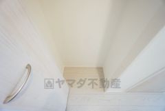 2階の廊下にも収納を確保。各居室に入りきれなかった荷物や、2階で使用する日用品のストック置き場に便利です。