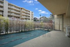 約12坪の専用庭。南向きで日当たり良好。ガーデニングや家庭菜園、お子様の遊び場としても活躍するプライベート空間です。