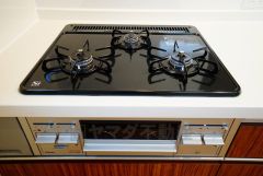 同仕様写真。複数の調理を一度に行うことができる3口コンロ。効率よくお料理が出来ます。毎日のお料理も楽しくなりますね＾＾