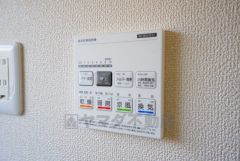 雨の日の洗濯も安心できる浴室暖房乾燥機付き浴室。リモコンで操作もボタン1つで簡単。