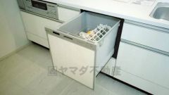 食事の後の手間を解消する食器洗い乾燥機付。冬場の洗い物で手荒れの悩みもなくなります。手洗いよりも節約できて便利。