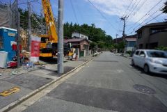 現地（2025年6月26日）撮影。ゆったりとした10ｍ幅の道路をはさんでいることで陽射しを遮られることなくとても明るいです。