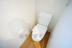 温水洗浄機付トイレです。節水機能もあるので、安心して使えますね。もちろん、1階2階の2ヶ所にトイレがあるので、忙しい朝にもゆとりができますね。