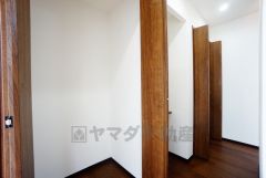 物が散らかりやすいリビングに収納スペースを確保。書類や雑貨をひとまとめにできまるため、お部屋をすっきりさせることが出来ます。