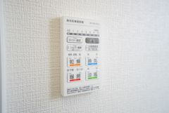 雨の日の洗濯も安心できる浴室暖房乾燥機付き浴室。リモコンで操作もボタン1つで簡単。