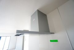 お手入れが簡単なスリム型レンジフードです。調理により発生する油煙や臭いを吸い込み、屋外へ排気してくれます。