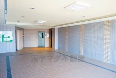 広々としたエントランスが開放感を演出しています。
