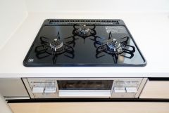 複数の調理を一度に行うことができる3口コンロ。効率よくお料理が出来ます。毎日のお料理も楽しくなりますね＾＾