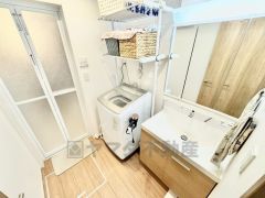 三面鏡裏収納付き洗面化粧台です＾＾ 歯磨きセットやスキンケア用品などの収納に便利ですね。