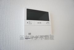 キッチン横からお湯張り、追い炊き、足し湯がボタン一つで楽々操作できる給湯機リモコンです。忙しい夕飯の準備の時間帯に重宝しますね。
