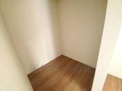 収納力豊富なウォークインクローゼット。洋服や小物などを1箇所にまとめて美しい収納を実現します。スーツケースのような大型の荷物も置けます＾＾