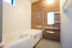 1日の疲れを癒すくつろぎのバスルーム。足を伸ばしてもゆったりと入れるサイズです。お子様と一緒にお風呂に入っても狭くないですね^^