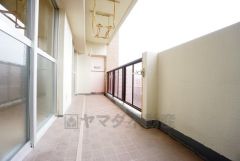 バルコニーは2部屋より出られて便利。暖かな陽射しがたっぷり差し込みます。お洗濯物も気持ちよく干せそうです。日光浴をしたり、星を眺めたりも良いですね^^