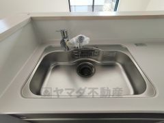 広々とした凸型シンクに洗剤ポケットを標準装備。大きなお鍋など洗いやすいです。