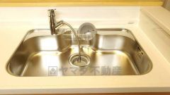 広々としたステンレスシンクには、洗剤やスポンジを収納出来るラック付き。広さも確保しているので、大きなお鍋も洗いやすいです。