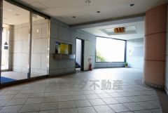 マンションのエントランスに防犯カメラ付き。マンション内のトラブル・犯罪の抑止効果があり、防犯性アップ。
