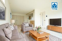 家具はイメージです。リビングは広々とした設計で、家族が集い、寛ぐ暮らしの空間を演出しています。思い思いの時間を過ごしたり、家族みんなで食事をしたり、素敵な団らんの場になりますね。