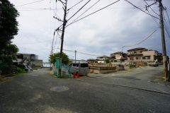 現地（2025年10月7日）撮影。住人以外の車の進入も少なく、小さなお子様を持つご家庭にも安心です。
