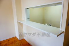 リビングやダイニングからキッチン周りが丸見えにならない対面式キッチン。ダイニングへの配膳や調理の時便利なカウンター付。ちょっとしたティータイムにもお使いいただけます。