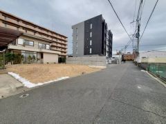 現地（2025年12月16日）撮影。大きな車でも駐車しやすいため、車のサイズを気にせず好きな車に乗れます。駐車スペースも2台確保、来客時にも便利。