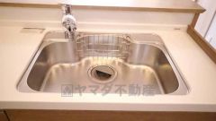 広々としたステンレスシンクには、洗剤やスポンジを収納出来るラック付き。広さも確保しているので、大きなお鍋も洗いやすいです。