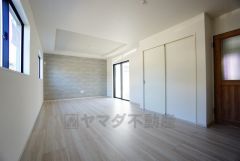 大きな掃き出し窓のあるリビングは、陽光あふれる明るい空間です。ゆったりと寛げる憩いの場となりそうです。