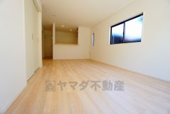 リビングは広々とした設計で、家族が集い、寛ぐ暮らしの空間を演出しています。思い思いの時間を過ごしたり、家族みんなで食事をしたり、素敵な団らんの場になりますね。