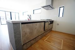 カウンタートップは耐熱性に優れており、日ごろのお掃除もふき取るだけでＯＫ。ステンレスシンクも簡単にお掃除できますよ。