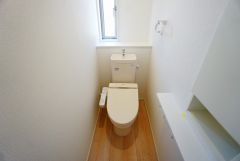 同仕様写真。1階2階の2ヶ所にトイレがありますので、忙しい朝にも家族に気を使わず、ゆとりが生まれますね＾＾ 小窓付きで換気する時に便利です＾＾