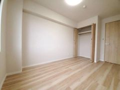 暖かい日差しが差し込む洋室。たっぷり収納できるクローゼット付きでお部屋の中をすっきりと快適に保てます。