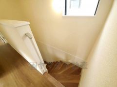 小さなお子様やご高齢の方でも安心できる、手すり付き階段。段差も低めで設定されており、安全性にも優れています。