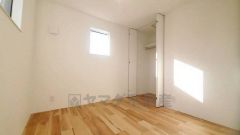 明るい洋室です。ナチュラル色のフローリングで開放的な優しい雰囲気になっています＾＾ベッドや机、ＴＶを置いてもゆとりのある広さです。