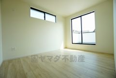 寛ぎの時間を紡ぎだす主寝室は、大型ベッドを置いても余裕の広さを確保しています。