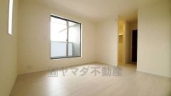 ご夫婦お二人のプライベートシーンを演出する寝室は、大容量のウォークインクローゼット付き。