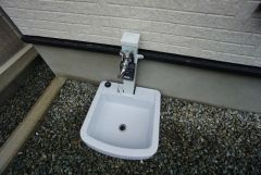 あると便利な外水栓。ガーデニングに、洗車に、泥遊びやペットの散歩の後に。