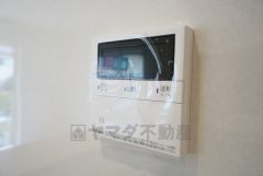 キッチン横からお湯張り、追い炊き、足し湯がボタン一つで楽々操作できる給湯機リモコンです。忙しい夕飯準備の時間帯に重宝しますね。