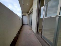 バルコニーは2部屋より出られて便利。陽当たりの良いバルコニーです。お洗濯やお布団干しはもちろん、日光浴スペースにも。